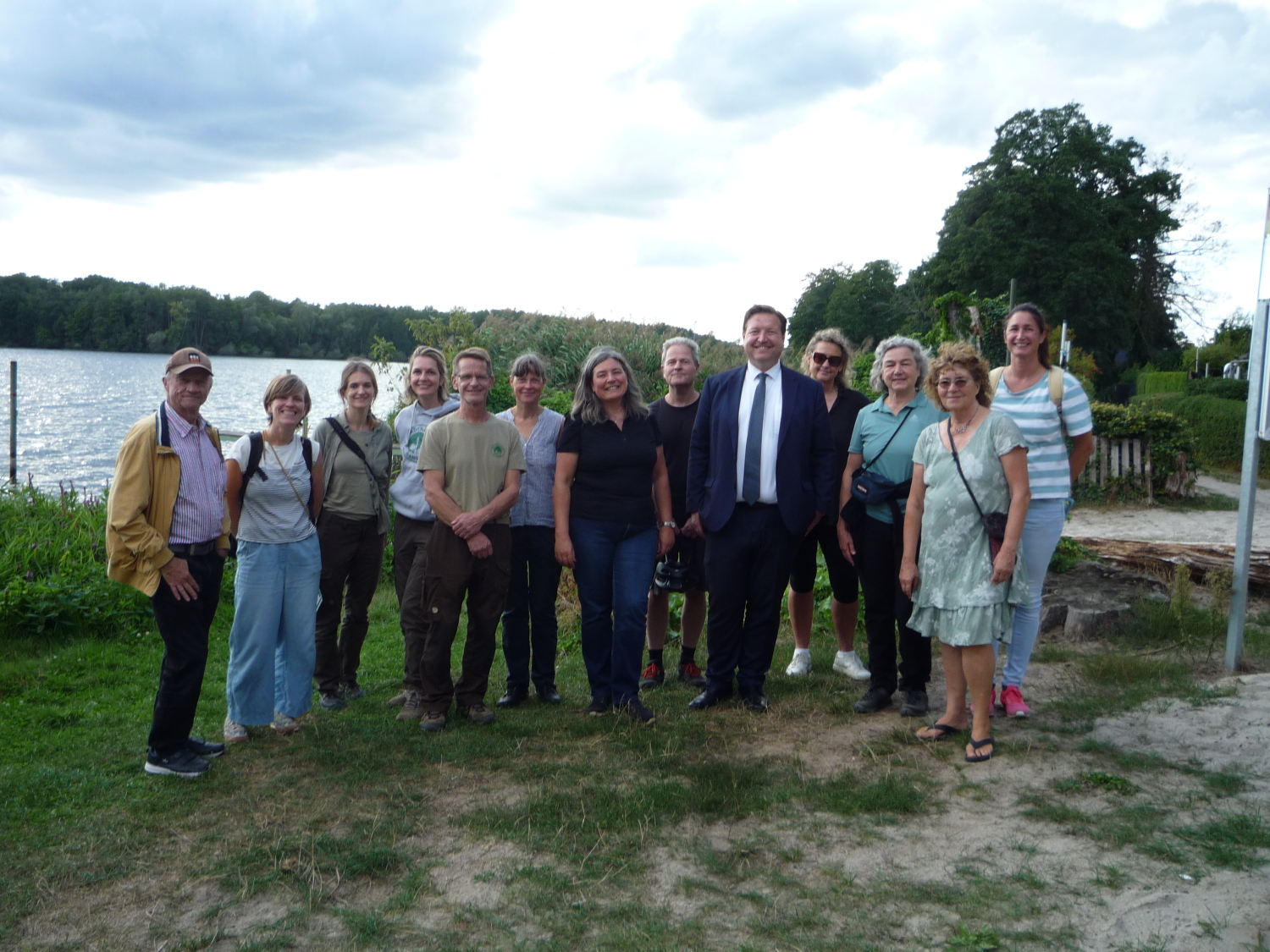 Helfer, Bezirksstadtrat Sebastian Pieper und Kollegen des Umwelt- und Naturschutzamtes des Bezirksamtes Reinickendorf