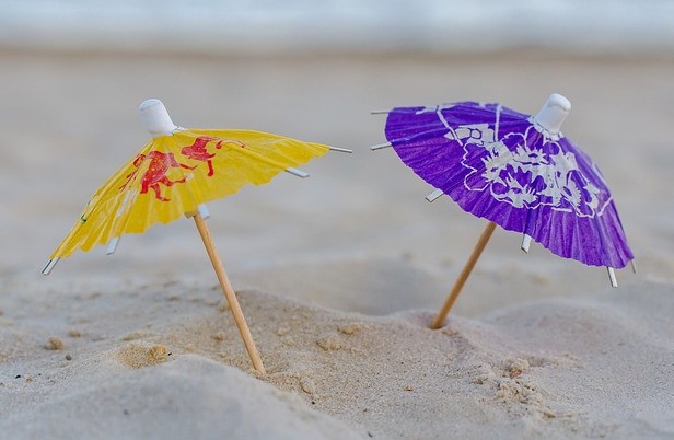2 Papierschirmchen im Sand