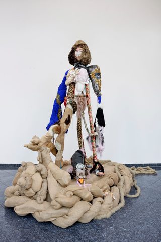 Anna Eisermann | Angela auf dem Floß | 2023 – 2026 | Textil, Pelz und Schmuck auf Metallkonstruktion | 175 × 60 × 100 cm Foto: Eigentum der Künstlerin
