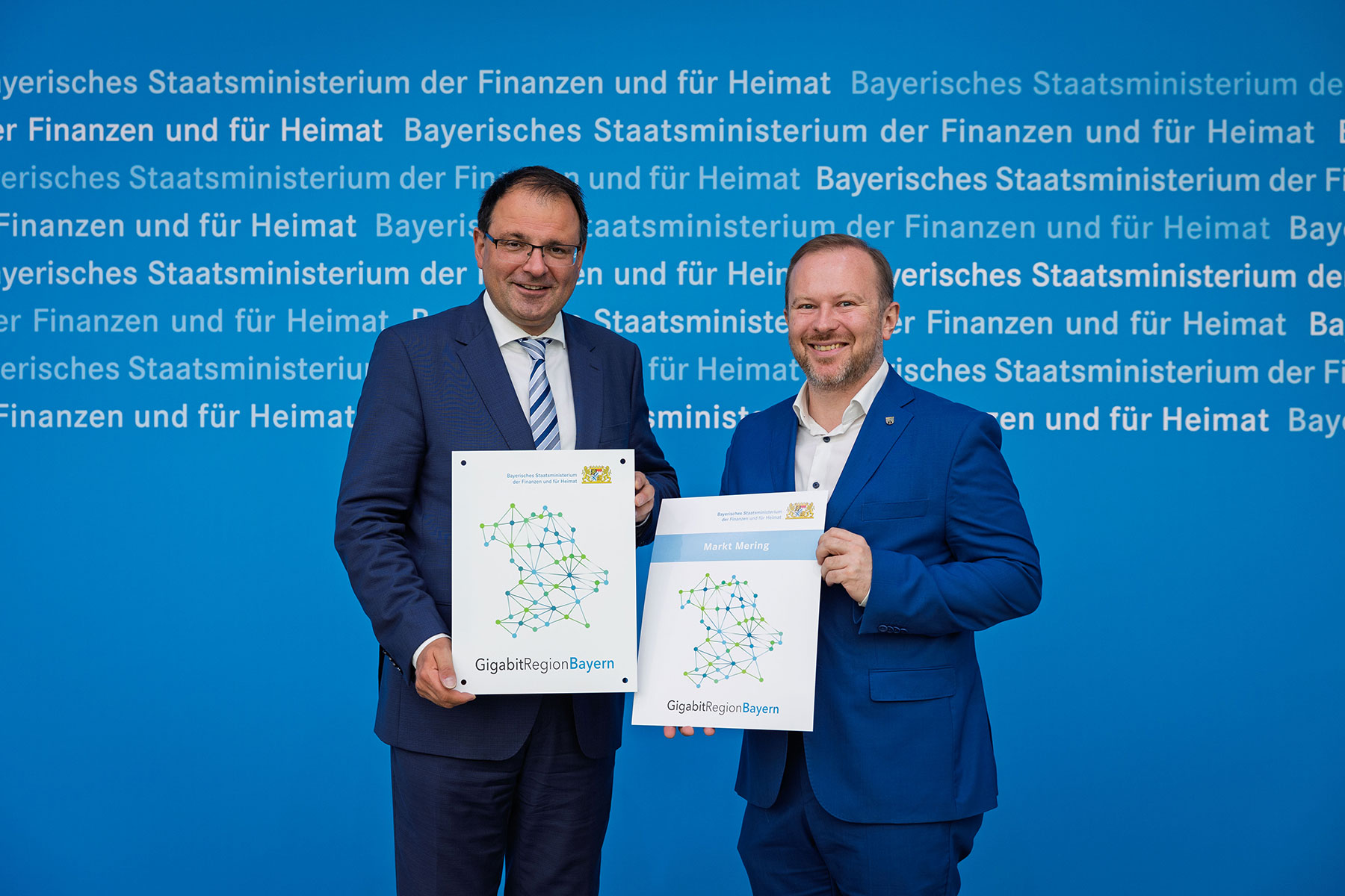 Finanz- und Heimatstaatssekretär Martin Schöffel überreichte Bürgermeister Florian A. Mayer die Urkunde zur Auszeichnung "GigabitRegion Bayern" | © Florian Graser StMFH