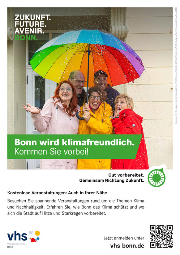 Werbeplakat: lachende Gruppe unter Regen und buntem Schirm, Text wirbt für klimafreundliches Bonn und kostenlose VHS-Veranstaltungen.