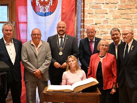 v.l.n.r. hintere Reihe : Olaf Jahn, Armin Wohlfarth, Frank Bewig, Uwe Ziesack, Franz-Josef Esser v.l.n.r vordere Reihe: Iris Schiemann, Sigrid Meyer, Dr. Klaus Leichter (Bild: BA Spandau)