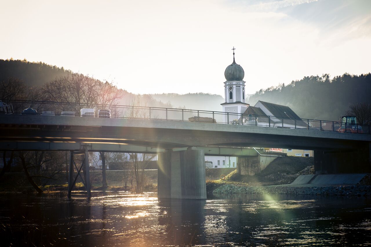 Ortsbild von Duggendorf mit Kirche und Brücke