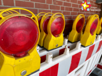 Zu sehen sind Sperrbaken und Lichter, die für Straßensperren verwendet werden.