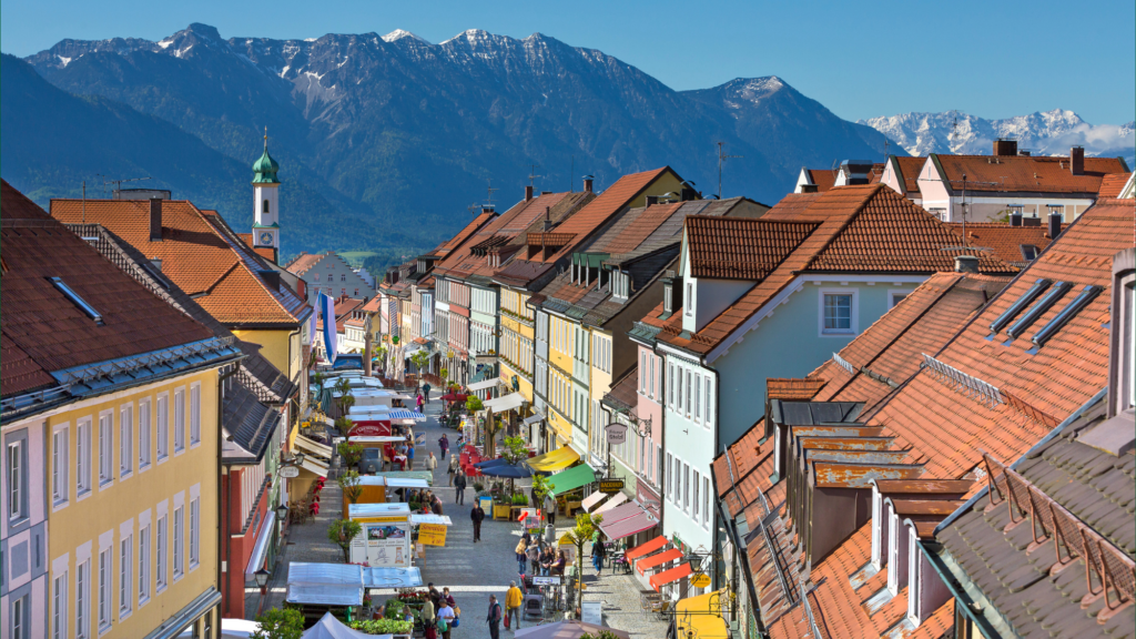 Markttreiben in der Murnauer Fußgängerzone vor der beeindruckenden Kulisse des Estergebirges.