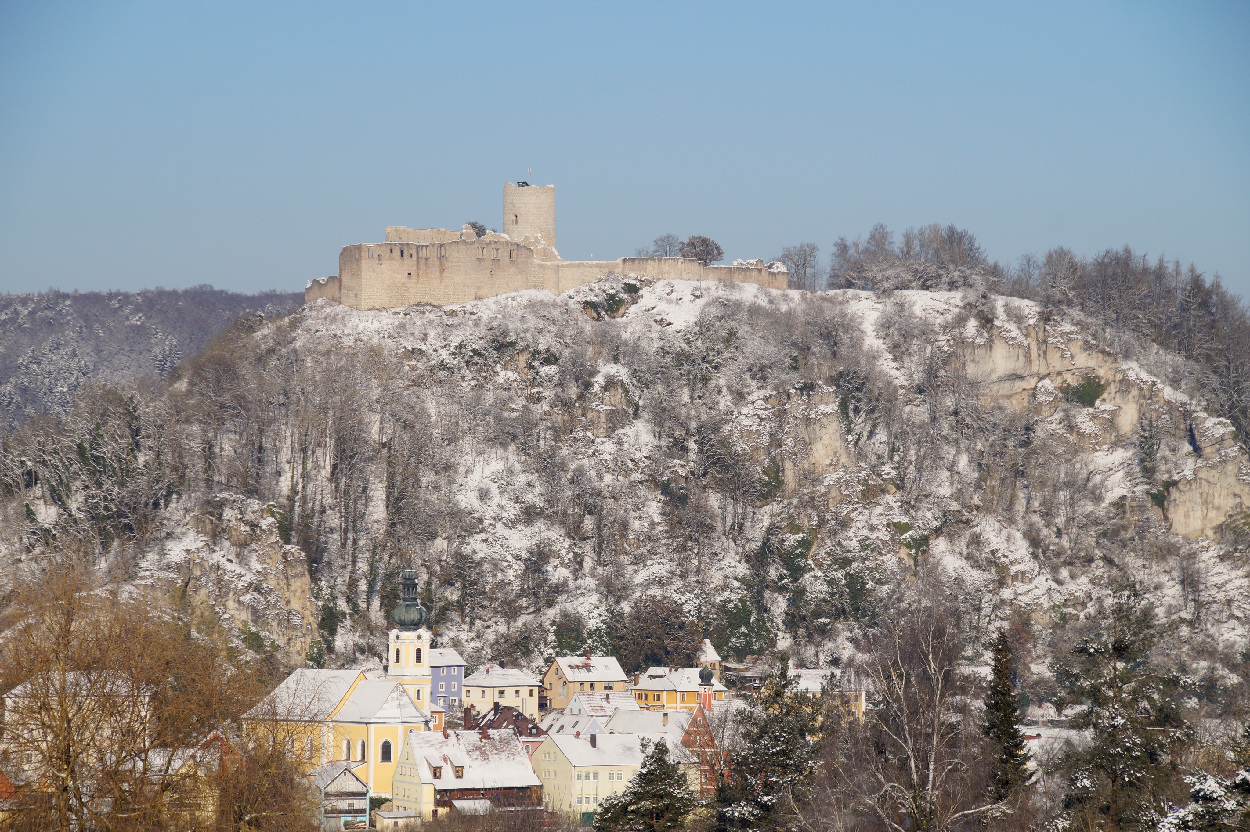 Ortsansicht mit Burg im Winter