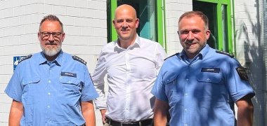 Das Foto zeigt von links nach rechts: Alexander Graczyk, Erster Kriminalhauptkommissar und Leiter der Polizeiinspektion, Landrat Martin Brandl sowie Polizei-Hauptkommissar David Grimm.