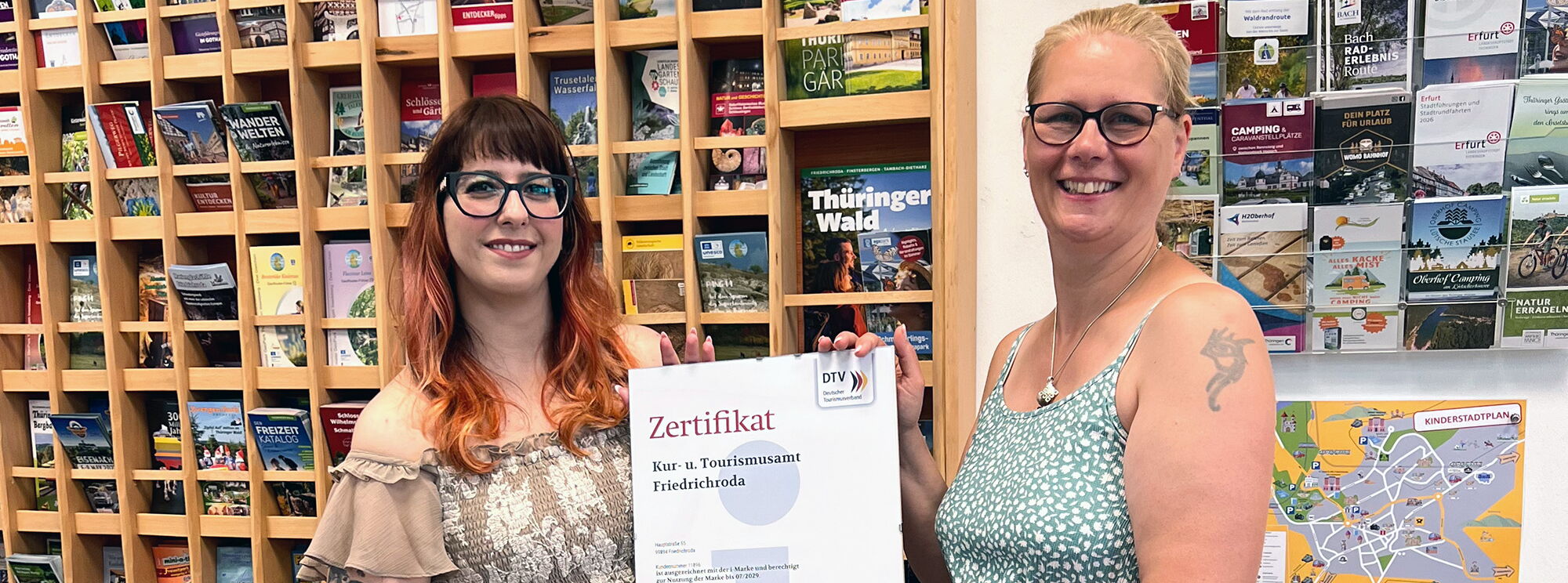 Mitarbeiter mit dem Zertifikat der i-Marke