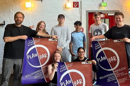Das Bild zeigt Jugendliche und Betreuer von der "Planbar".
