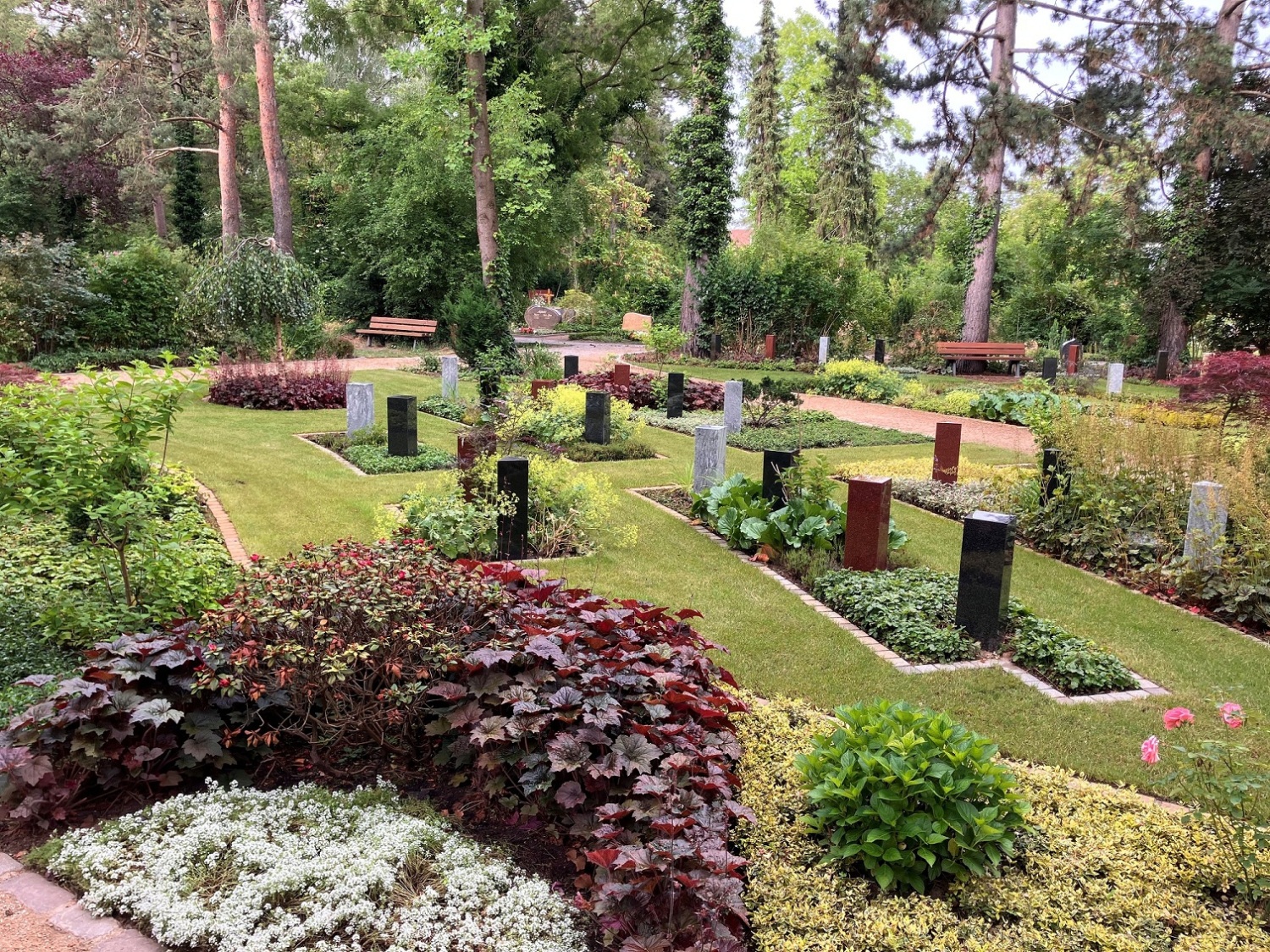 ein bepflanzter Friedhof