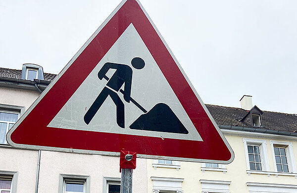 Verkehrsschild "Achtung Baustelle"