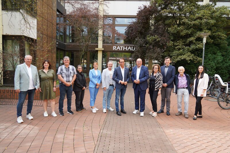 Vor dem Frechener Rathaus stellte sich die Kapfenberger Delegation unter Bürgermeister Matthäus Bachernegg mit Frechens Bürgermeister Uwe Tietz, der Ersten Beigeordneten Gudrun van Cleef und dem Beigeordneten Andreas Pöttgen zum Foto auf.