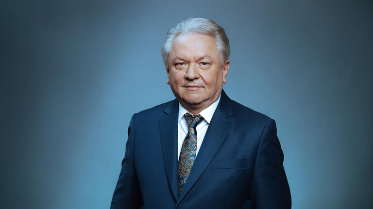 Das Bild zeigt ein Portraitfoto des Genannten.