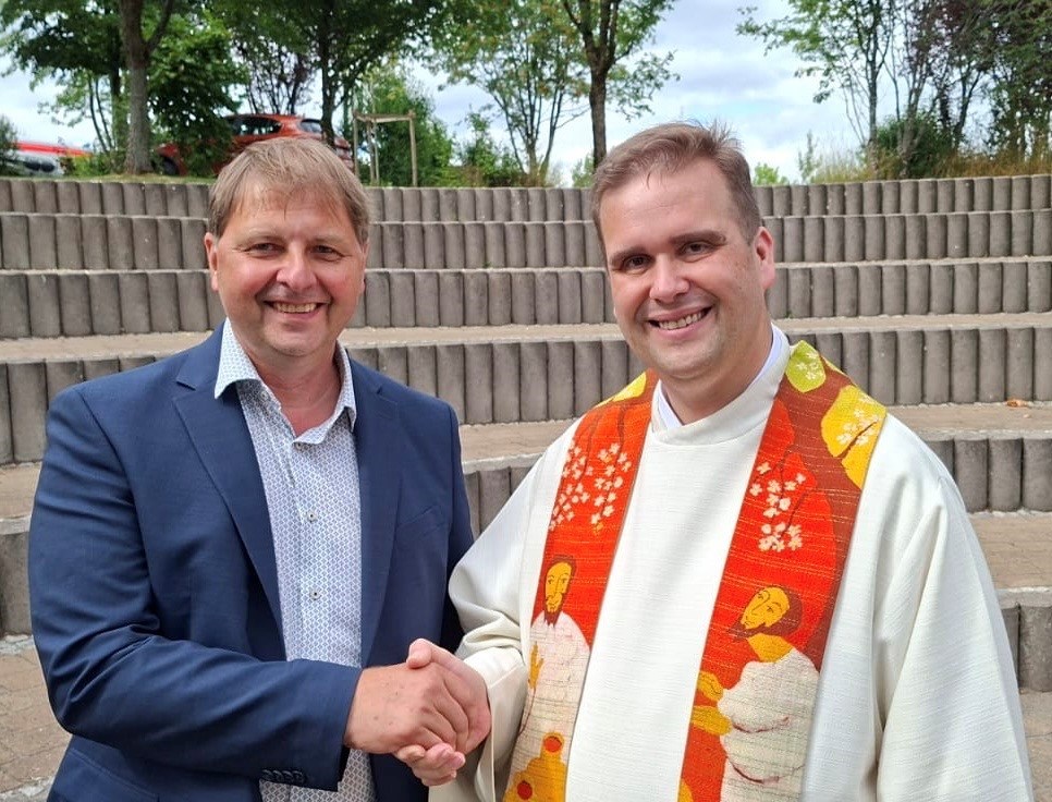 Priesterjubiläum Detlef Pötzl: Unser Dekan Detlef Pötzl konnte mit einem schönen Gottesdienst und Rahmenprogramm beim Jugendhaus am Knock in Teuschnitz sein 25- jähriges Priesterjubiläum feiern. Im Anschluss konnte Bürgermeister Michael Wunder im Namen seiner Heimatgemeinde die Glückwünsche überbringen. Foto: Peter Fiedler