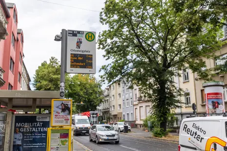 Straßenbahnhaltestelle Chlodwigplatz. Der barrierefreie Umbau wird zurückgestellt.