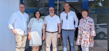 Das foto zeigt (V.l.) IHK-Regionalleiter Dominik Uhl, Bürgermeisterin der Verbandsgemeinde Hagenbach Iris Fleisch, Managing Director Michael Krug, Landrat Martin Brandl, Kreisbeigeordnete Anette Kloos.