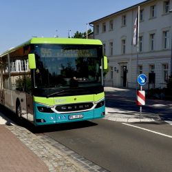 Die neue Verkehrsgesellschaft Prignitz gehört nun mit ihren petrol-hellgrünen Bussen fest zum Straßenverkehr in der Prignitz dazu. Foto: Gina Werthe / LK Prignitz