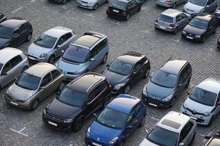 Luftbild Parkplatz mit parkenden Autos