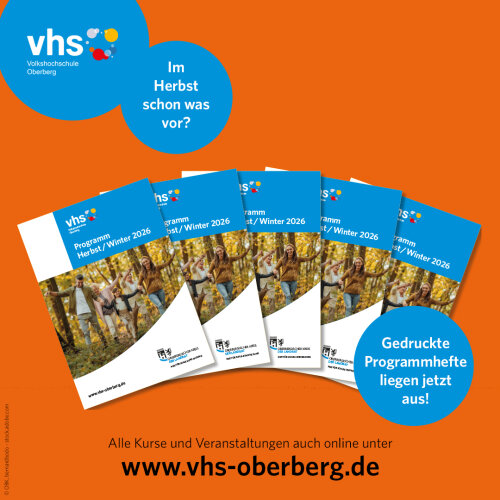 Die Programmhefte der VHS Oberberg mit den Kursen des neuen Herbstsemesters 2026 liegen jetzt kostenlos zum Mitnehmen aus. (Foto/ Grafik: OBK, bernardbodo - stock.adobe.com)