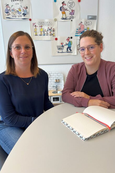 Das Foto zeigt Sabrina Kollmann und Sabrina Krechting vom Pflegekinderdienst des Jugendamtes.