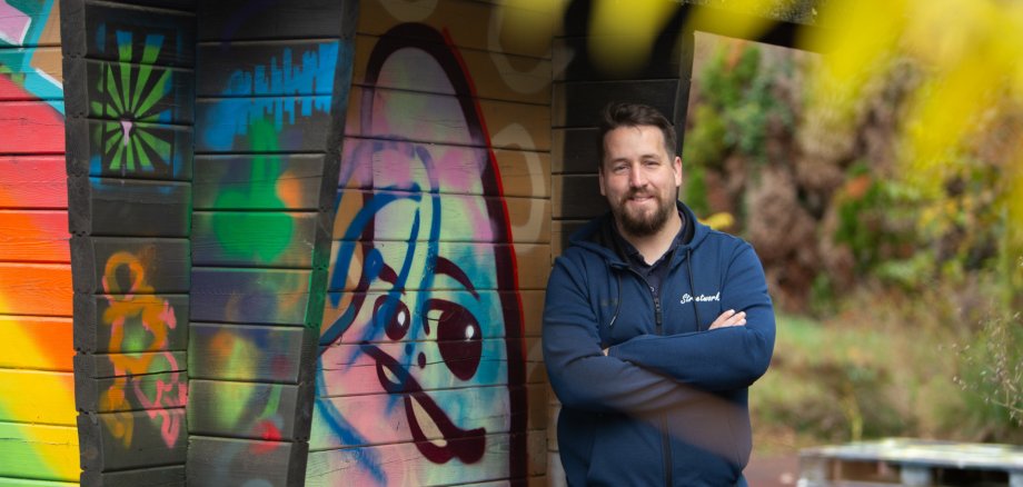 Streetworker Markus Günther vor Graffiti-Wand