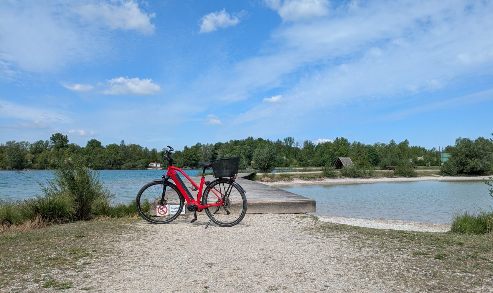 Rotes Fahrrad vor dem Weitmannsee
