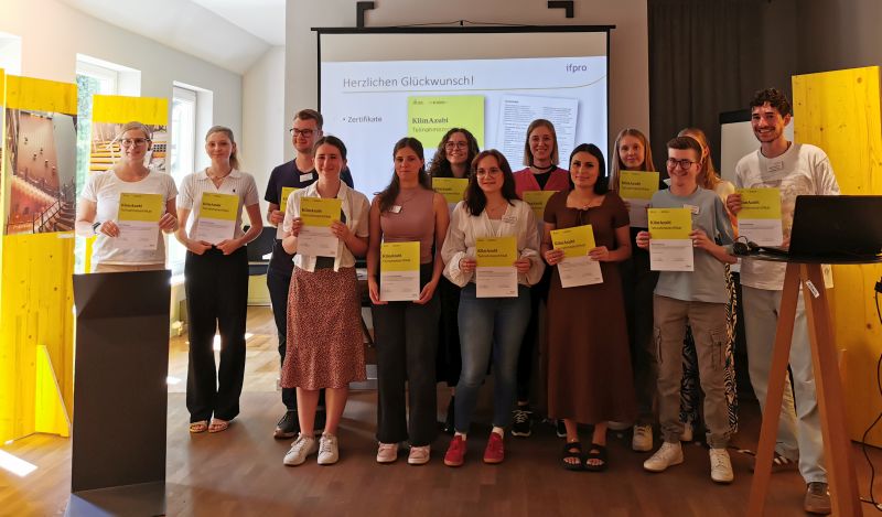 Auszubildende aus Ravensburg, Weingarten, Baienfurt und der Kreisverwaltung wurden für ihr Engagement im Bereich Klimaanpassung mit einem Zertifikat ausgezeichnet. Foto: Carla van der Meyden, ifpro Freiburg