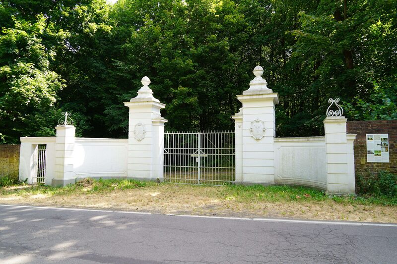 Das historische Tor der Villa Pauli