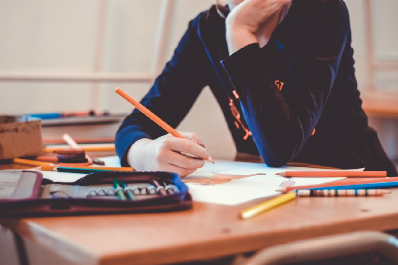 Eine Schülerin sitzt auf ihrem Platz im Klassenzimmer., Bild © Bild: pixabay
