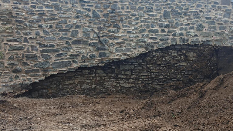 Das Bild zeigt die freigelegte Stadtmauer mit dem Durchgangsportal.
