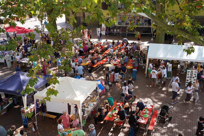 Das „Fest der Nationen“ findet auf dem Marktplatz statt.