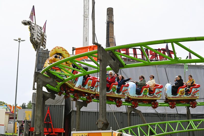 Menschen in der Familienachterbahn "Speedy" auf der Annaberger KÄT 2026
