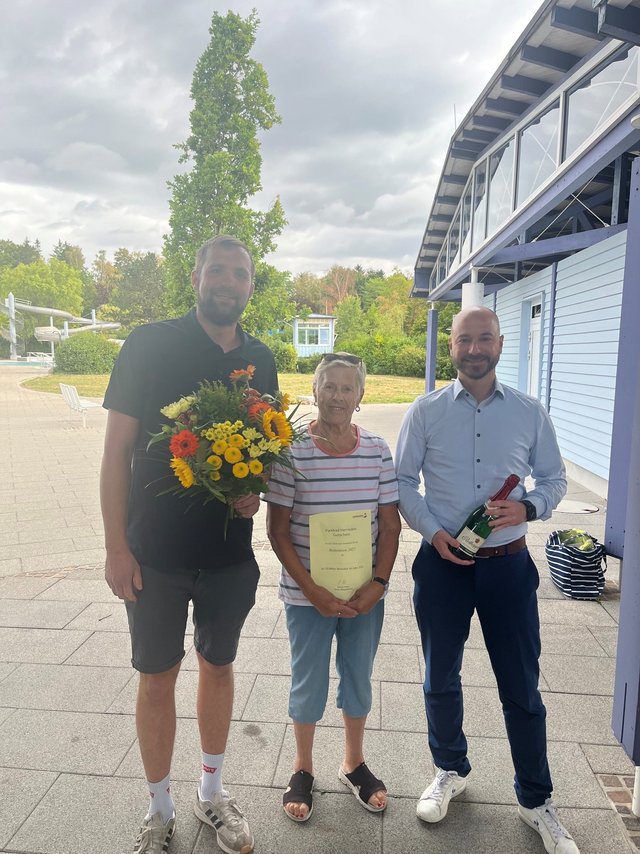 Die 50000. Parkbad-Besucherin Renate Schuster wurde von Bürgermeister Patrick Peters und Konstantin Uhl von der Schwimmschule Ziebuhr geehrt.