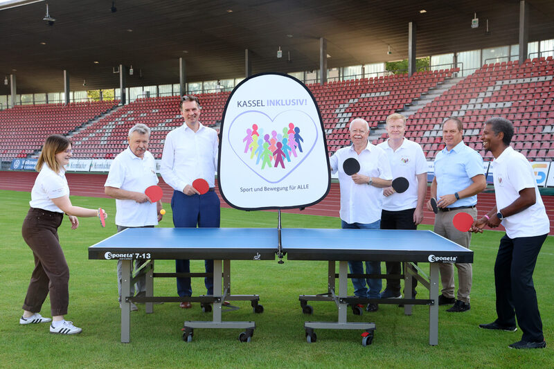 Auf dem Foto (v.li.) Kiara Dittmar (Projektverantwortliche Sportamt Kassel), Michael Siegmund (Projektverantwortlicher Sportkreis Region Kassel e. V.), Oberbürgermeister und Schirmherr Sven Schoeller, Roland Tölle (Vorsitzender Sportkreis Region Kassel e. V.), Sportdezernent Heiko Lehmkuhl, Sportamtsleiter Dr. Tobias Heyer und Alem Andezion (Projektverantwortlicher Sportamt Kassel)