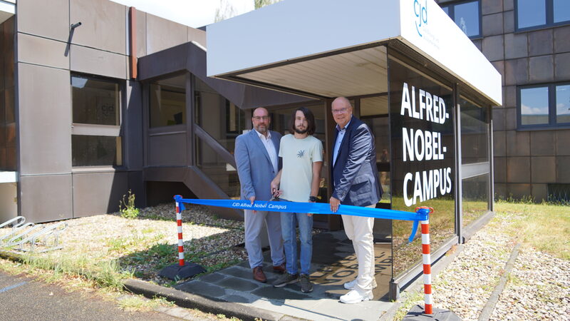 Zur Eröffnung des CJD Alfred Nobel Campus durchschneidet ein Auszubildender des CJD Berufsbildungswerkes gemeinsam mit CJD-Gesamtleiter Torsten Klapperich und Bürgermeister Uwe Tietz das symbolische Band.