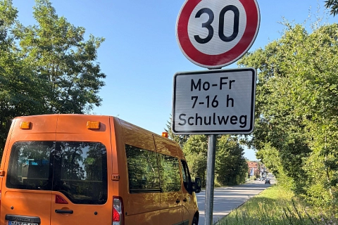 Verkehrsschild mit Geschwindigkeitsbegrenzung 30 und Zusatztafel „Mo-Fr 7-16 h Schulweg“ vor orangefarbenem Lieferwagen. © Landkreis Lüchow-Dannenberg (Foto: A.Teßmann)