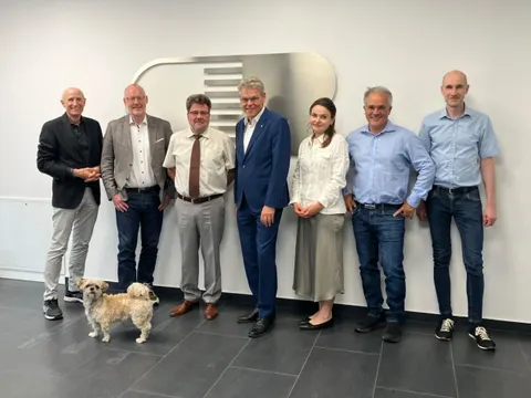 Von links nach rechts: Herr Misgeld (UnternehmensNetzwerk Motzener Straße e.V.), Herr Kuschnereit (Leiter Vertrieb), Herr Kempfer (Kaufmännische Leitung), Herr Oltmann (Bezirksbürgermeister Tempelhof-Schöneberg), Frau Kontos (Berlin Partner), Herr Dr. Prade (Leiter F&E), Herr Marsch (Leiter Produktion) und Hund Paula