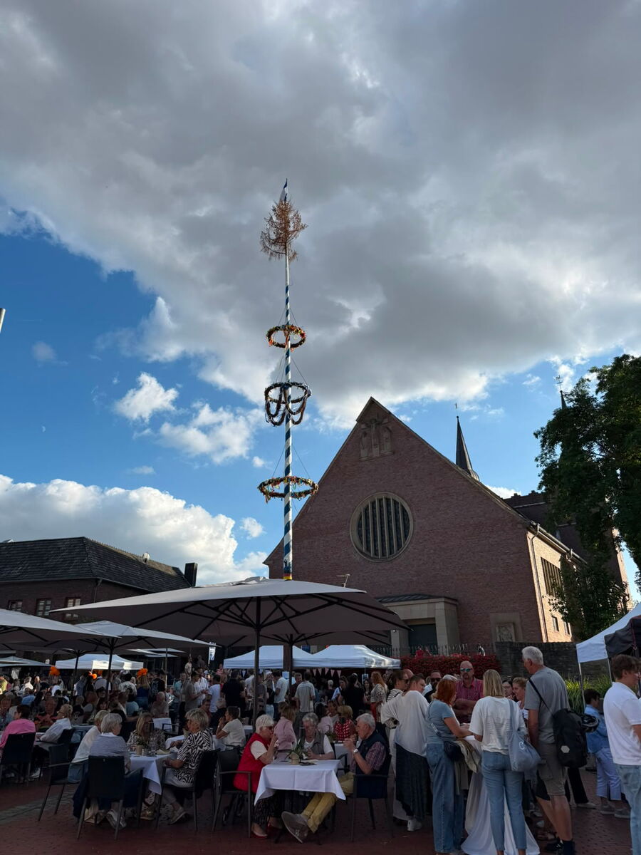 After Work Dinner am Kirchvorplatz