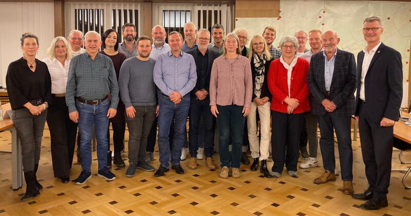 Der neue Gemeinderat mit Bürgermeister Jan Lembach (rechts) im Anschluss an die erste Sitzung.