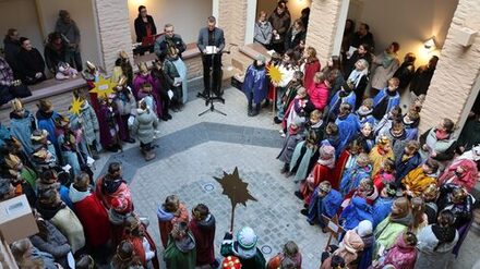 Sternsinger im Atrium der Wasserburg des Rathauses der Gemeinde Niederzier