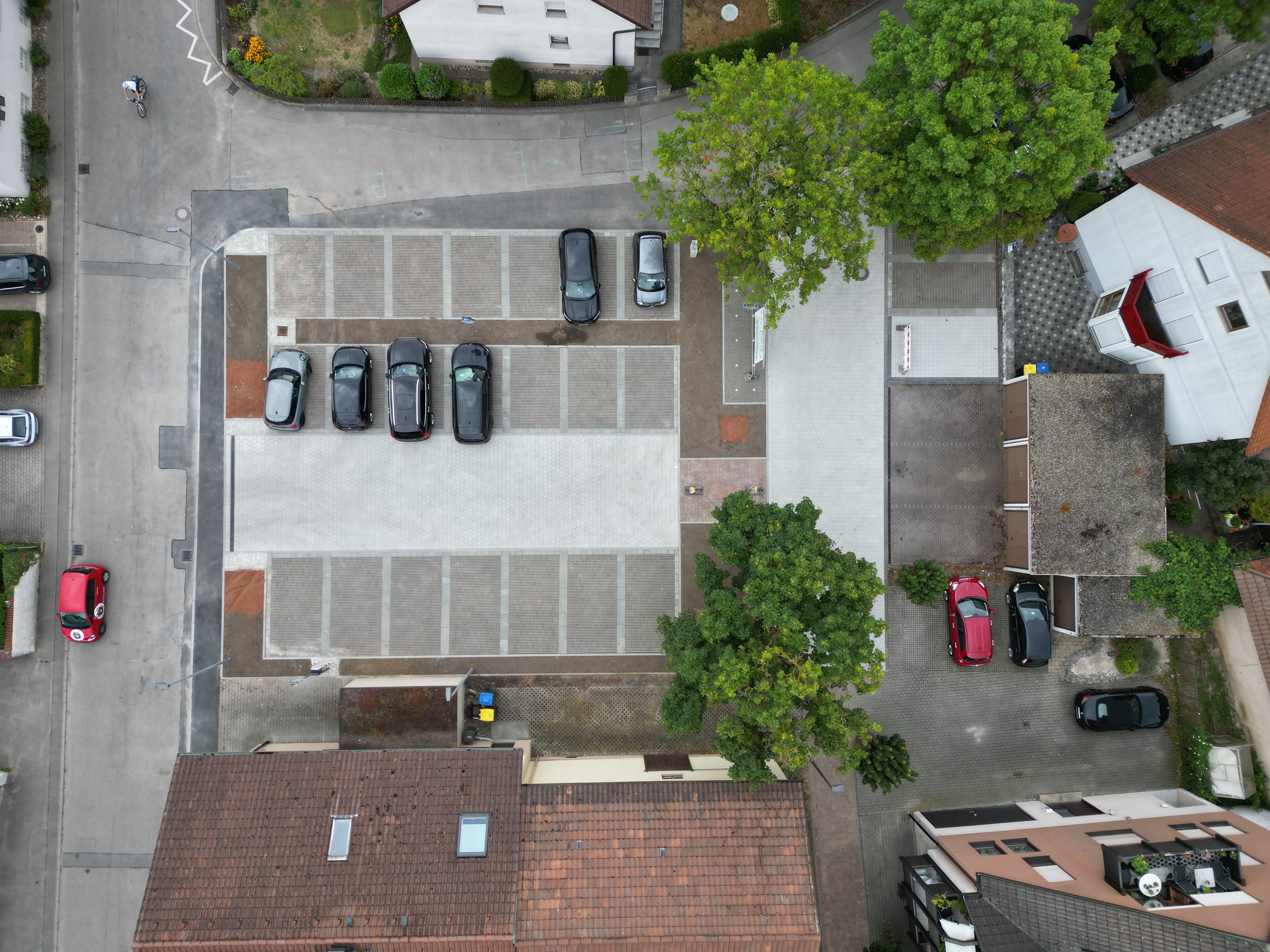 Parkplatz Ortsmitte – Bachstraße 8
