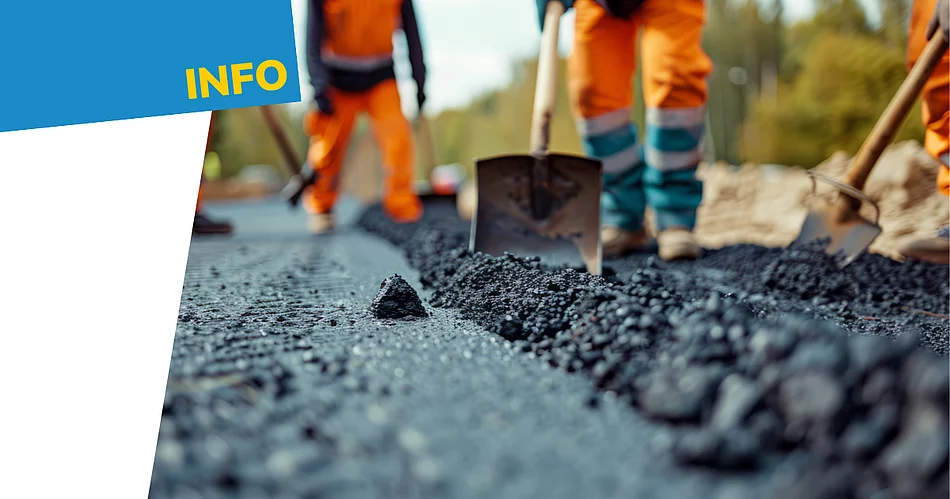 Die Grafik zeigt Bauarbeiten auf einer Straße, bei denen Mitarbeitende in orangefarbener Schutzkleidung frischen Asphalt mit Schaufeln verteilen. Sie dient als Hinweis auf eine bevorstehende Baustelle oder Verkehrsbeeinträchtigung.