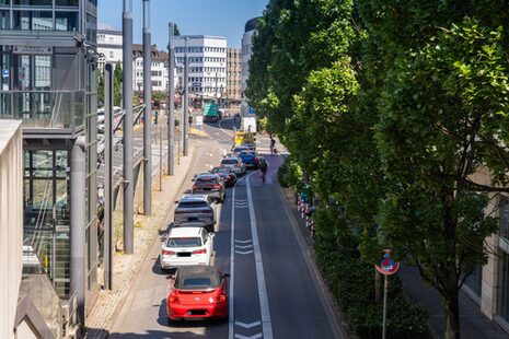 Die Straße Berliner Platz in Richtung Bertha-von-Suttner-Platz/Kennedybrücke.