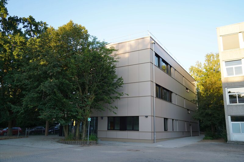 Das dreigeschossige Klassenraumgebäude besteht aus 24 Modulen.