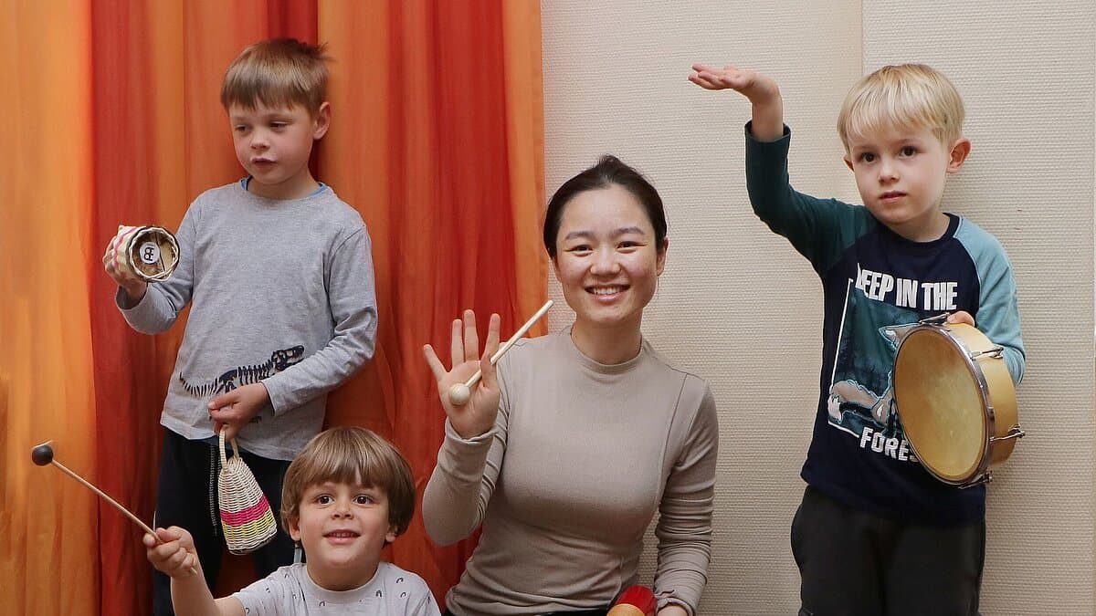 3 Kinder und 3 kleine Kinder halten Instrumente in den Händen. © Stadt Gera