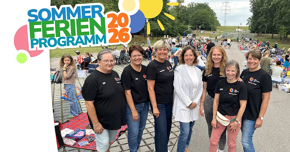 Gruppenfoto von sieben Frauen vor dem gut besuchten Kinderwarenflohmarkt in Maxhütte-Haidhof. Im Hintergrund bieten zahlreiche Kinder und Familien auf Decken und an Ständen Spielsachen, Kleidung und weitere Kinderartikel zum Verkauf an. Die Grafik trägt links oben den Schriftzug „Sommerferienprogramm 2026“.