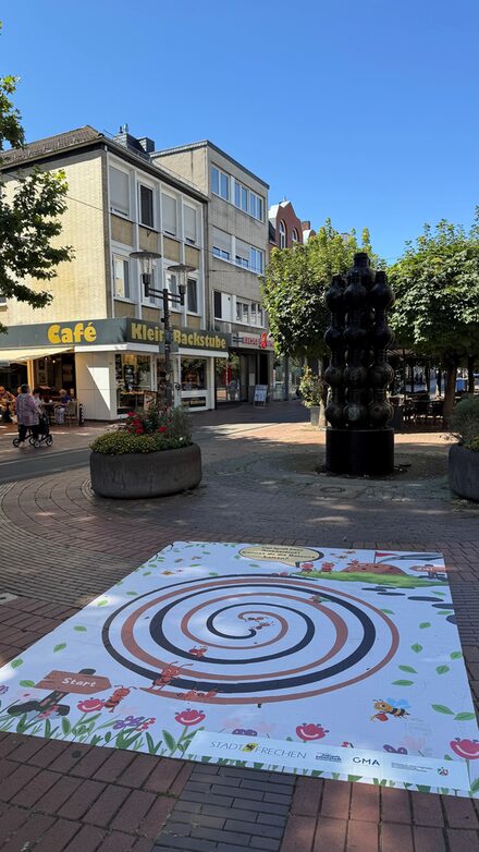 Neue Spielfolierungen in der Frechener Fußgängerzone: Die drei Folierungen bieten Kindern und Familien zusätzliche Möglichkeiten zum Spielen und Bewegen.