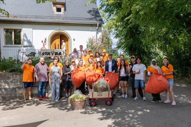 Gruppenfoto mit den ehrenamtlichen Betreuerinnen und Betreuern der STARA und Oberbürgermeister Markus Kleemann