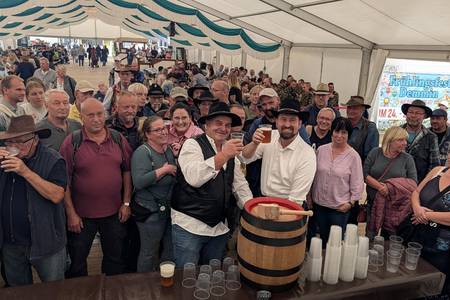 offiziell wird s per bierfassanstich der havelberger pferdemarkt 2026 ist er ffnet