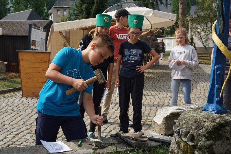 Kind mit Hammer und Meißel